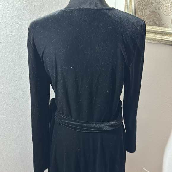Talbots Sz 10 black velvet mock wrap around V cleavage mid length dress - Picture 5 of 8